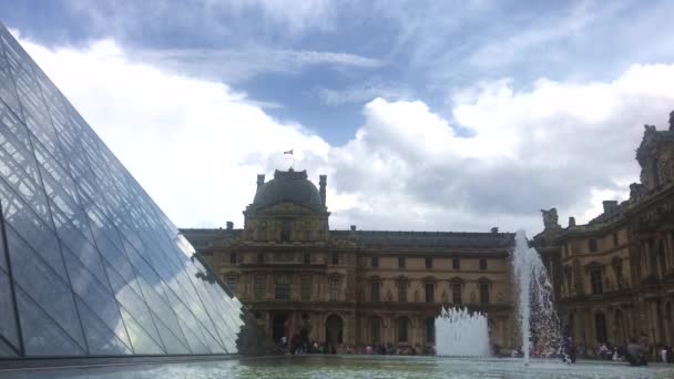 Real Time Shot Reflections Pyramid Louvre Museum Paris — Stock Video