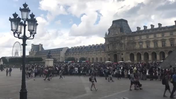 Timelapse Personas Haciendo Cola Museo Del Louvre París — Vídeo de stock