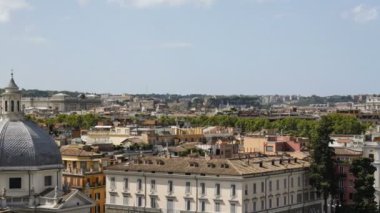 Roma 'nın çatılarına bakıyorum.