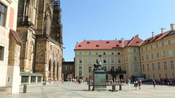 Gente Caminando Castillo Praga — Vídeo de stock