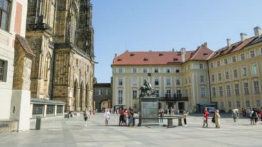 Prag Kalesi 'nde yürüyen insanlar