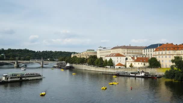 Timelapse Båtar Floden Prag — Stockvideo