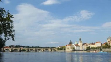 Çek Cumhuriyeti Prag 'da nehir kıyısındaki teknelerin zamanlaması (5)