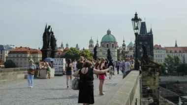 Prag 'daki Charles Köprüsü' nde yürüyen insanların zamanlaması