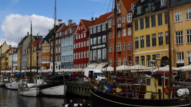Tijdsverloop Van Een Zonnige Dag Nyhaven Kopenhagen — Stockvideo
