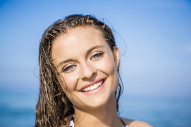 Arkadaki okyanusta kadınla