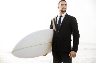 Onun surfboard holding iş adamı