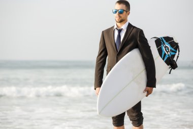 Onun surfboard holding iş adamı