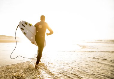 Sörfçü dalgaları çalışan onun surfboard ile.