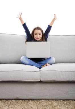 küçük kız bir laptop ile çalışma