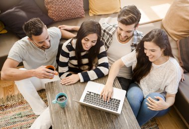 Arkadaşlar yerel kahve dükkanında