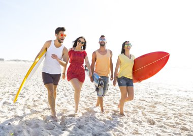 Grup arkadaşıyla birlikte sahilde yürüyüş