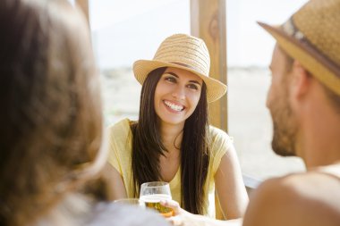 Plaj barda eğleniyor arkadaşlar