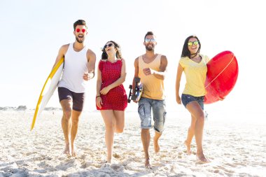 Grup arkadaşıyla birlikte sahilde yürüyüş