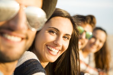 plajda eğlenmek arkadaşlar