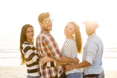 Arkadaş grubu en iyi yaz olduğunu