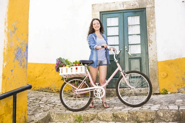Turista con su bicicleta después de comprar verduras — Foto de Stock