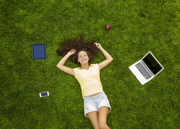 Vrouw omringd door technologie apparaten — Stockfoto