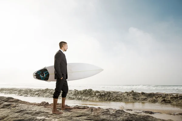 Geschäftsmann hält sein Surfbrett — Stockfoto