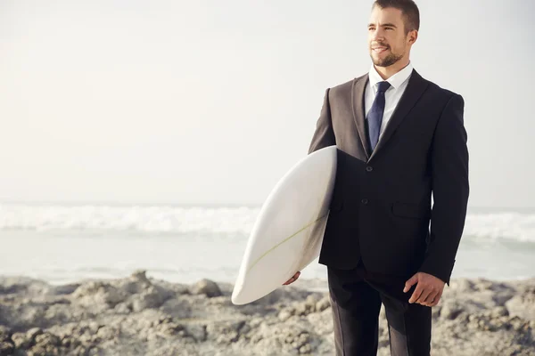 Affärsman håller sin surfbräda — Stockfoto
