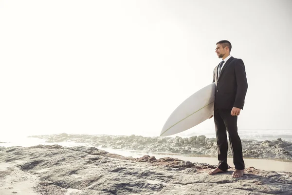 Geschäftsmann hält sein Surfbrett — Stockfoto