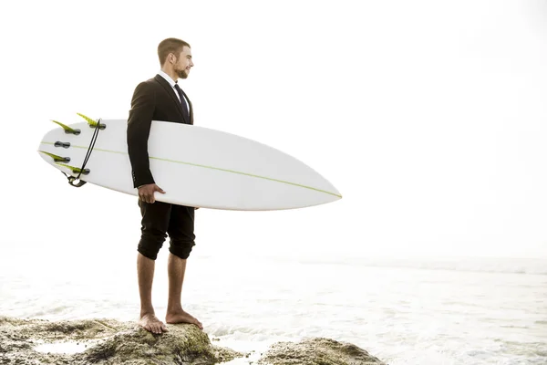 Бізнесмен тримає дошку для серфінгу — стокове фото