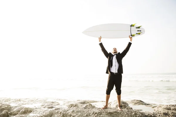 Empresário segurando sua prancha de surf — Fotografia de Stock