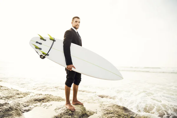 Onun surfboard holding iş adamı — Stok fotoğraf