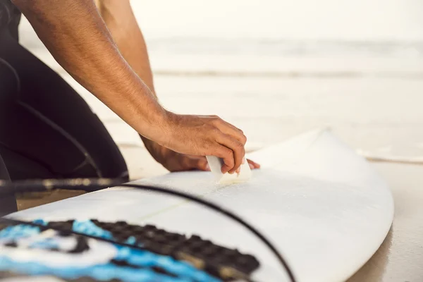 Férfi, készülődés a surf szörfös — Stock Fotó