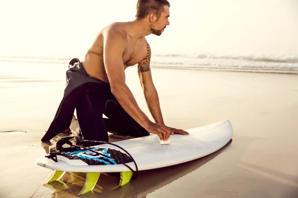 Männlicher Surfer macht sich bereit für die Brandung — Stockfoto