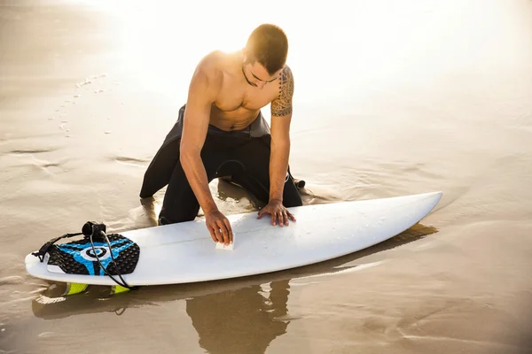 Männlicher Surfer macht sich bereit für die Brandung — Stockfoto
