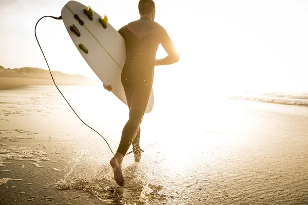 Sörfçü dalgaları çalışan onun surfboard ile. — Stok fotoğraf