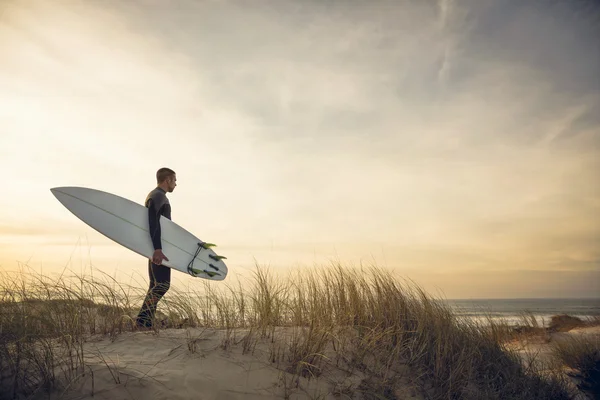 Surfista olhando para as ondas — Fotografia de Stock