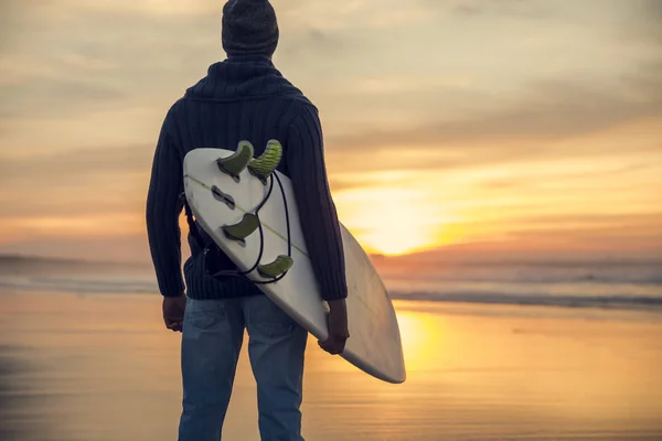 Surfista al atardecer mirando a las olas . —  Fotos de Stock