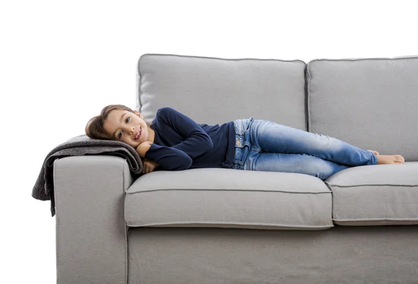 Kleines Mädchen ruht auf Couch — Stockfoto