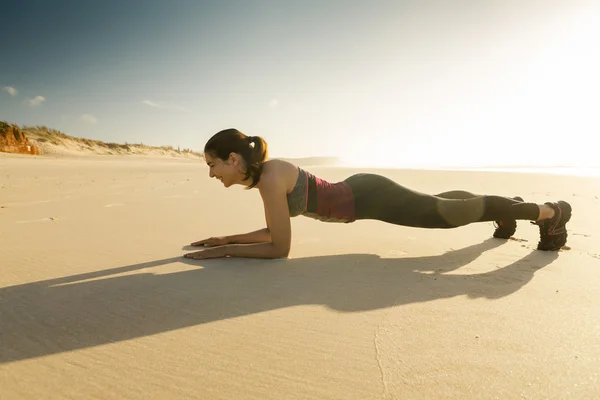 Woman exercising herself in the beach — Stock Photo, Image