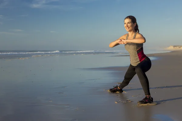 Mujer ejercitándose en la playa —  Fotos de Stock