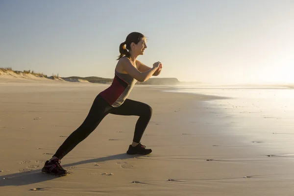 Γυναίκα άσκησης τον εαυτό της στην παραλία — Φωτογραφία Αρχείου