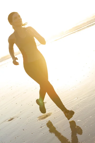 Donna che corre in spiaggia — Foto Stock