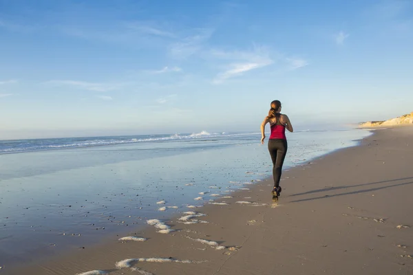 Mulher correndo na praia — Fotografia de Stock