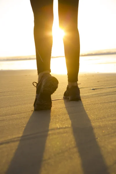 Kvinna ben Walking till solnedgången — Stockfoto