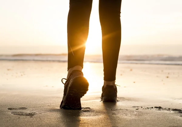 Pernas femininas Caminhando até o pôr do sol — Fotografia de Stock