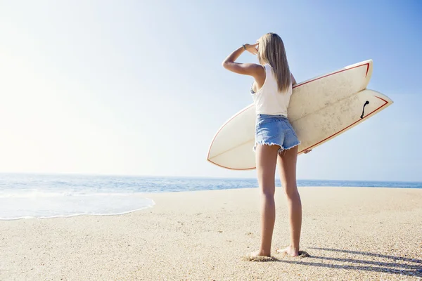 Surfermädchen überprüft die Wellen — Stockfoto