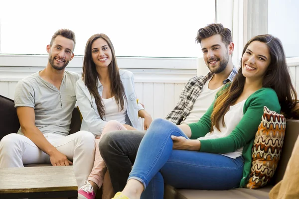 Reunión de amigos en la cafetería — Foto de Stock