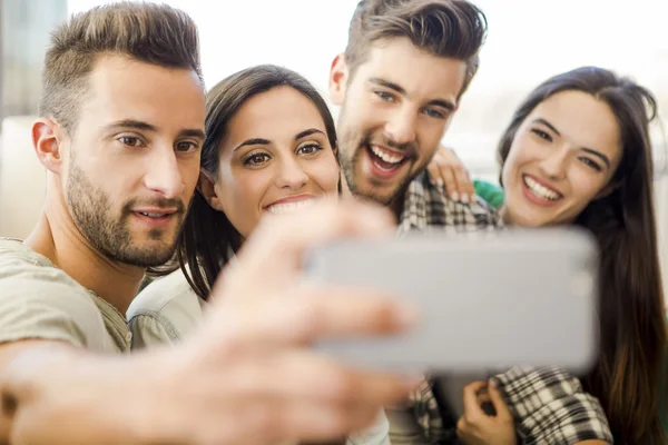 En selfie med vänner — Stockfoto