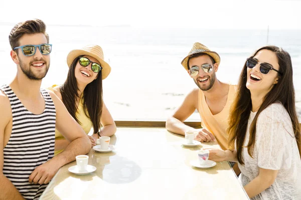 Vrienden bij de strandbar — Stockfoto