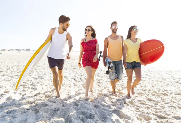 Grupo de amigos caminando juntos en la playa —  Fotos de Stock