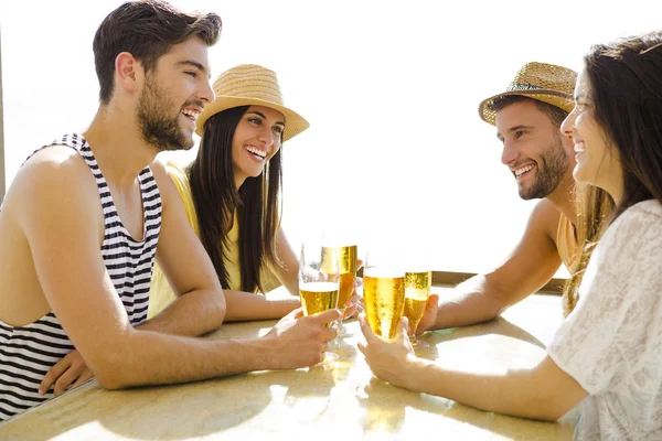 Friends at the beach bar — Stock Photo, Image