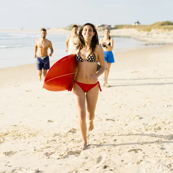 सेक्सी महिला समुद्र तट पर चल रही — स्टॉक फ़ोटो, इमेज
