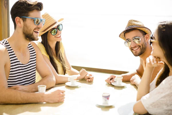 Friends at the beach bar — Stock Photo, Image